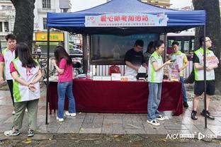 贝蒂斯主场下起“娃娃雨”，将送给贫困儿童当圣诞礼物